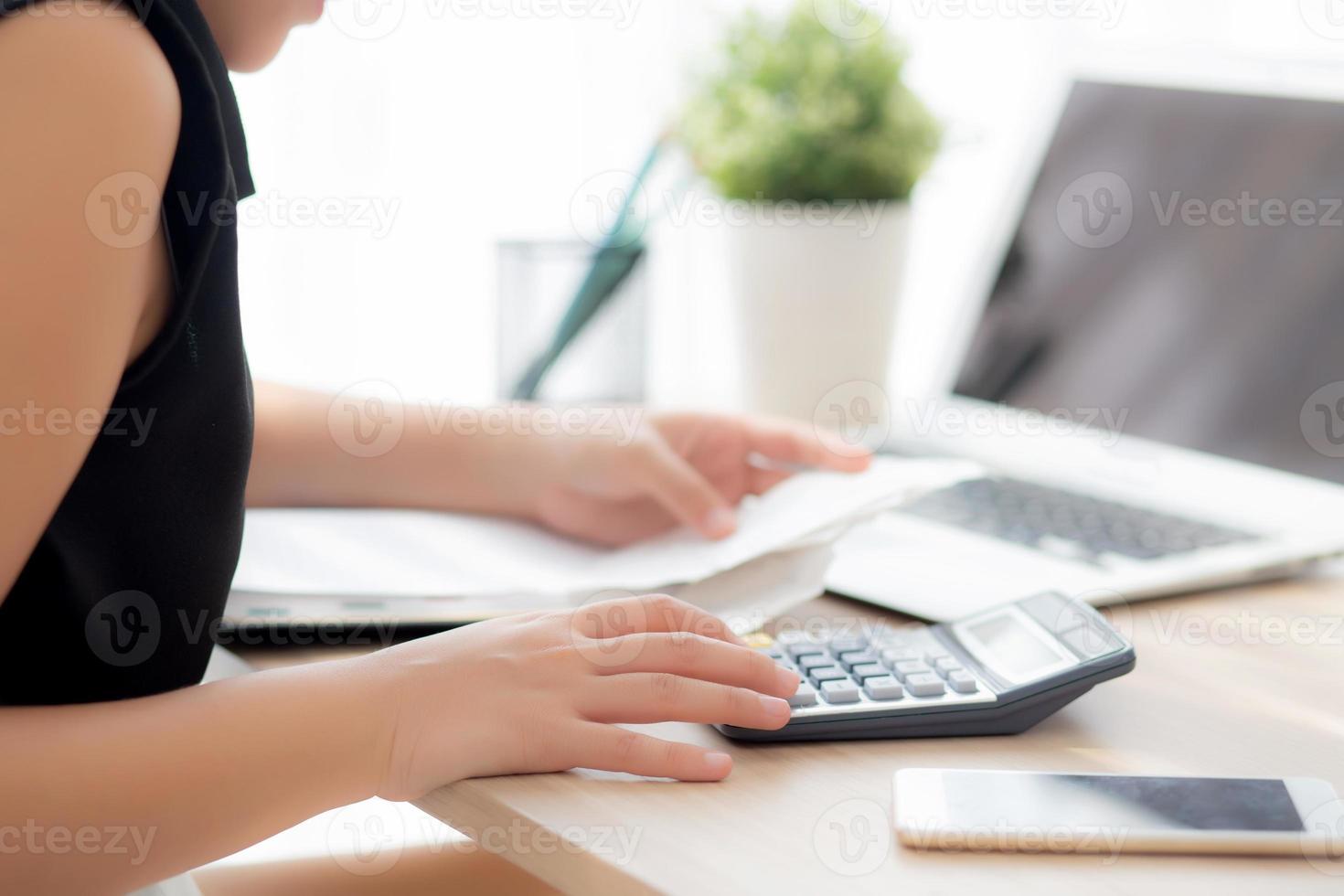 close-up hand vrouw die uitgaven huishouden berekent en notitieboekje op bureau schrijft, meisje dat rekening en stress en notitie controleert, vrouwelijke zorgschuld en belasting, financiën en bedrijfsconcept. foto