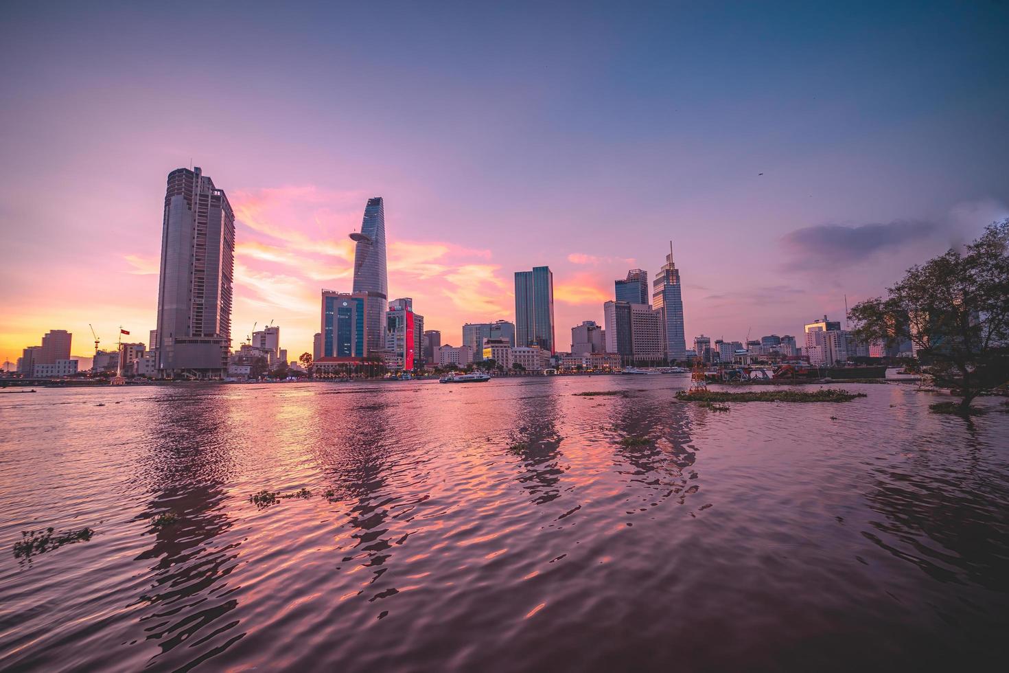 ho chi minh, vietnam - 13 februari 2022 weergave van bitexco financiële toren gebouw, gebouwen, wegen, thu thiem brug en saigon rivier in ho chi minh stad in zonsondergang. panoramabeeld van hoge kwaliteit. foto