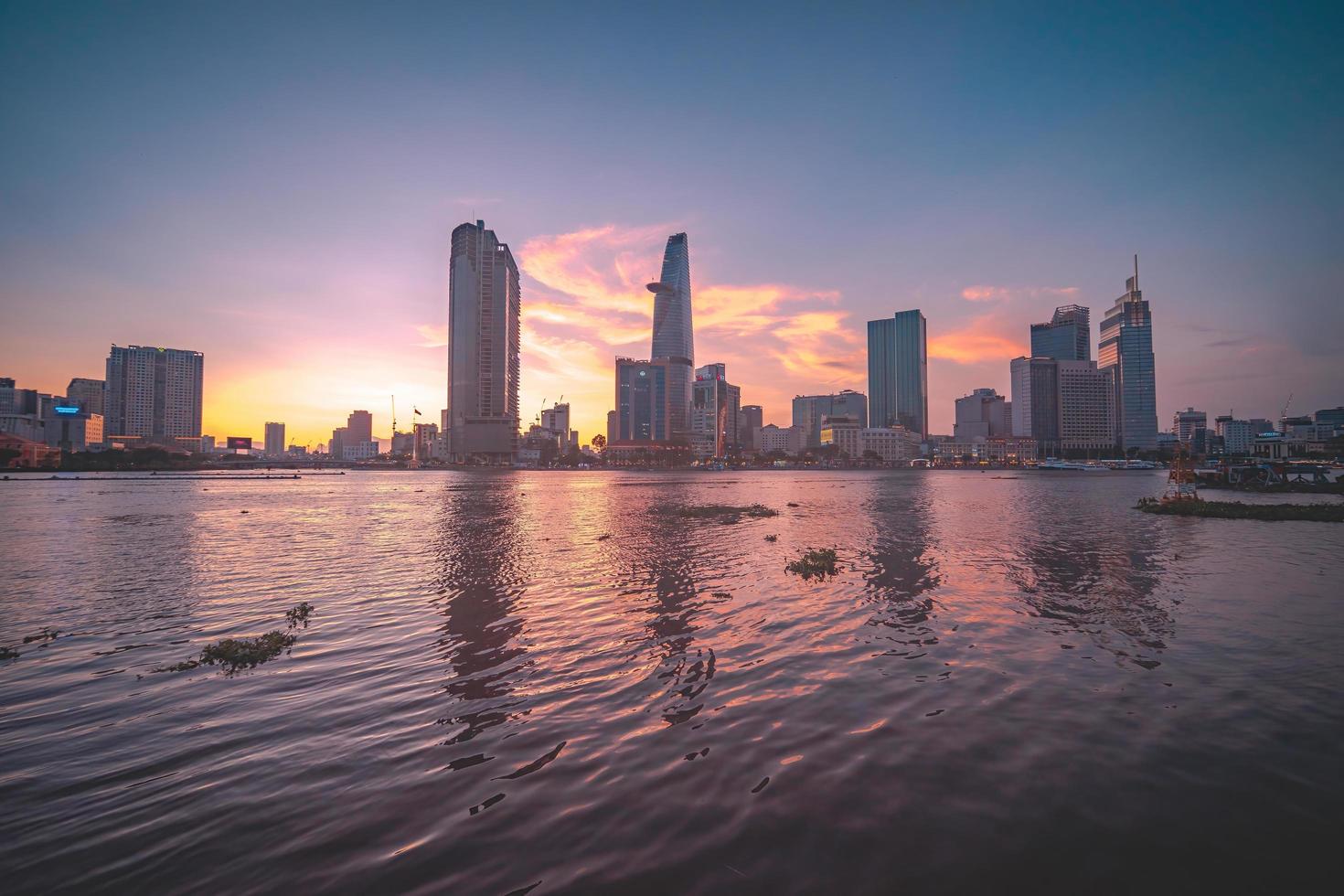 ho chi minh, vietnam - 13 februari 2022 weergave van bitexco financiële toren gebouw, gebouwen, wegen, thu thiem brug en saigon rivier in ho chi minh stad in zonsondergang. panoramabeeld van hoge kwaliteit. foto