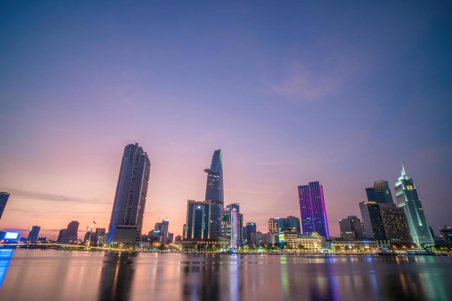 ho chi minh, vietnam - 19 februari 2022 weergave van bitexco financiële toren gebouw, gebouwen, wegen, thu thiem brug en saigon rivier in ho chi minh stad in zonsondergang. panoramabeeld van hoge kwaliteit. foto