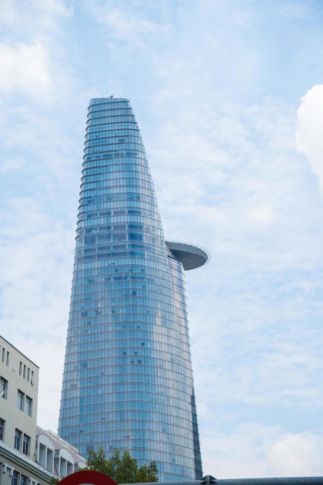 ho chi minh city, vietnam - 13 feb 2022 bitexco financiële toren, wolkenkrabber van onderaf gezien naar een hemel. stedenbouwkundige ontwikkeling met moderne architectuur foto