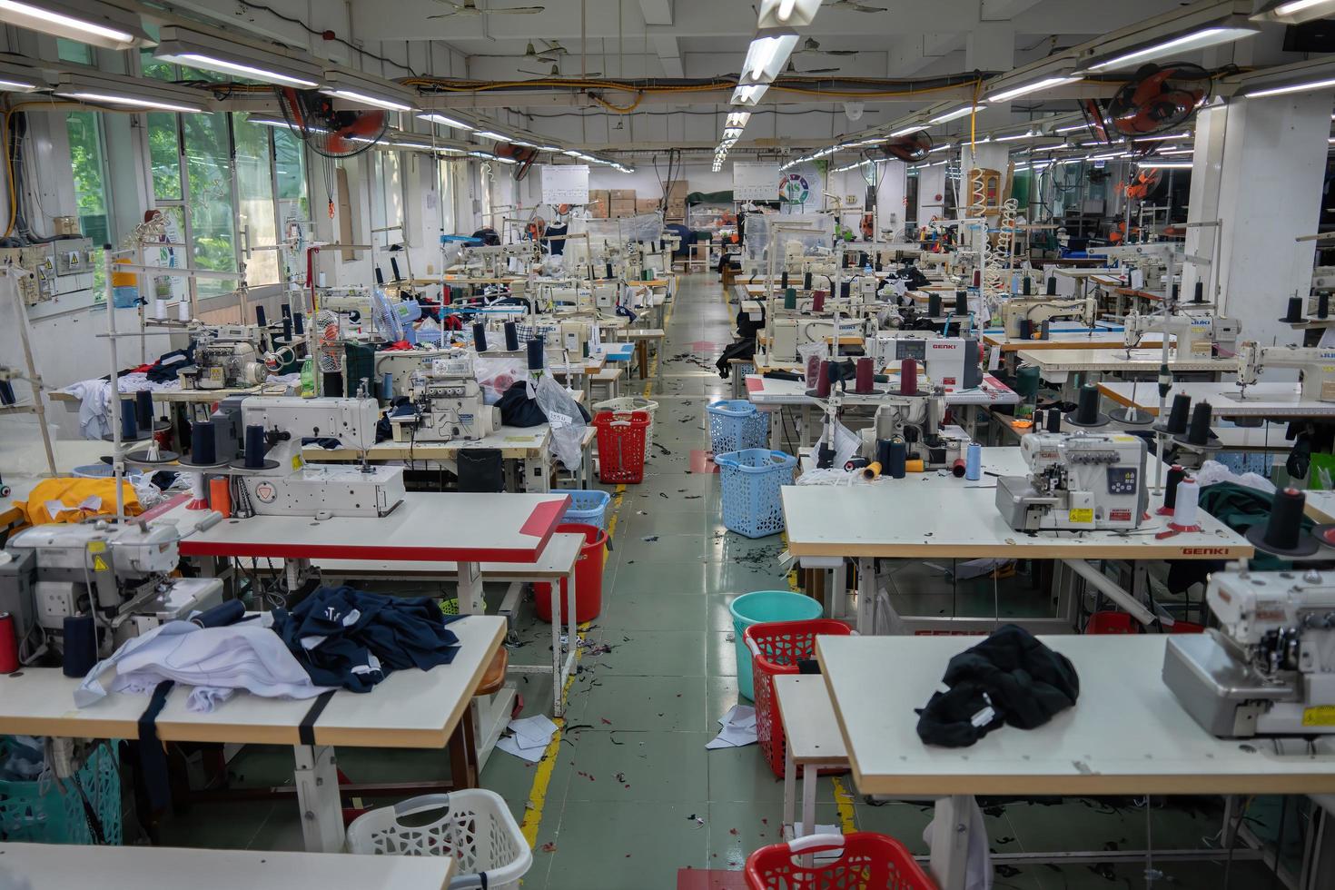 ba ria, vietnam - 18 maart 2022 textieldoekfabriek werkproces maatwerk arbeidersuitrusting. dit is een naaimachine fabrieksproductie lege arbeider. foto