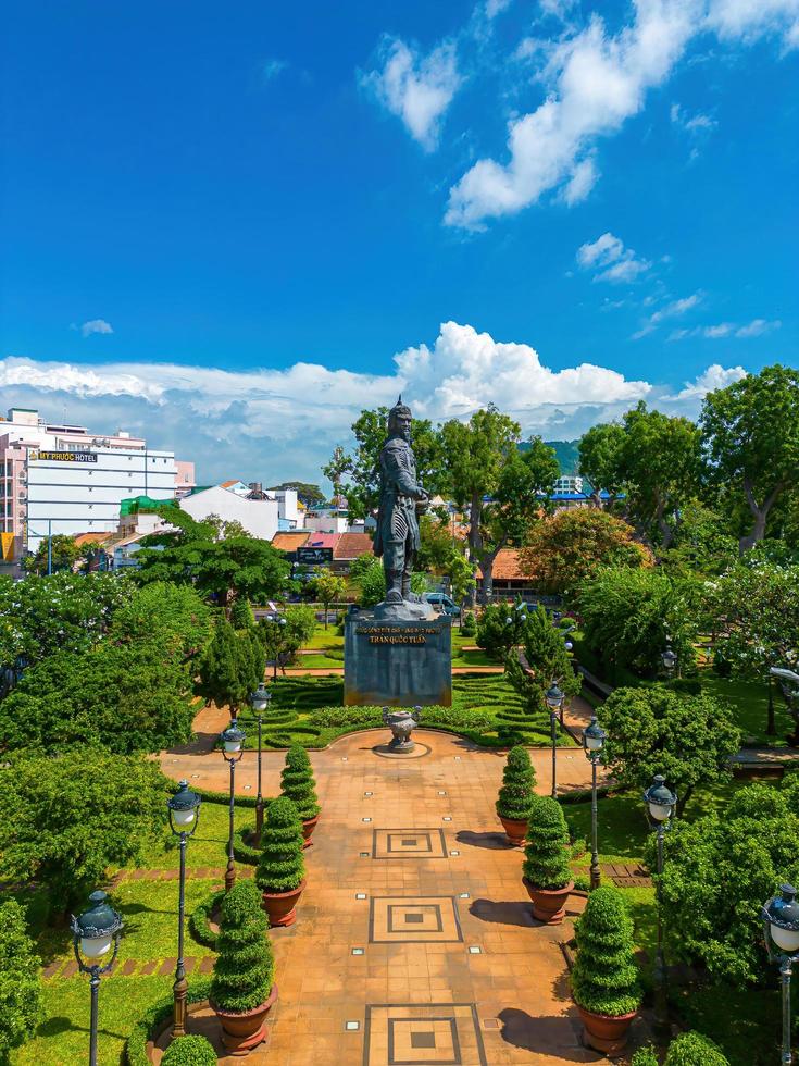 vung tau - 2 juli 2022 tran hing dao-standbeeld in de stad vung tau in vietnam. monument van de militaire leider op blauwe hemelachtergrond foto