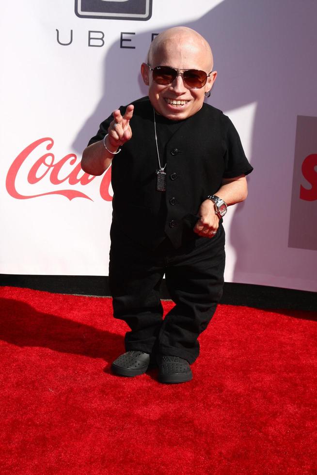 los angeles, 17 februari - verne troyer arriveert bij de 2013 streamy awards in het hollywood palladium op 17 februari 2013 in los angeles, ca foto