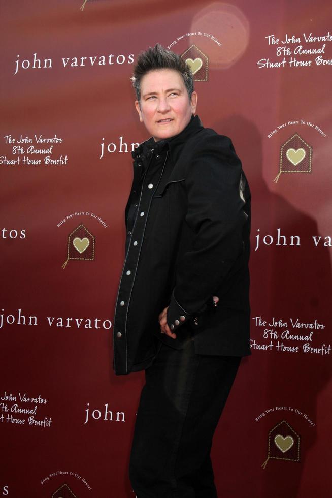 los angeles, 13 maart - kd lang aankomst bij de john varvatos 8e jaarlijkse stuart house benefiet bij john varvaots winkel op 13 maart 2011 in los angeles, ca foto