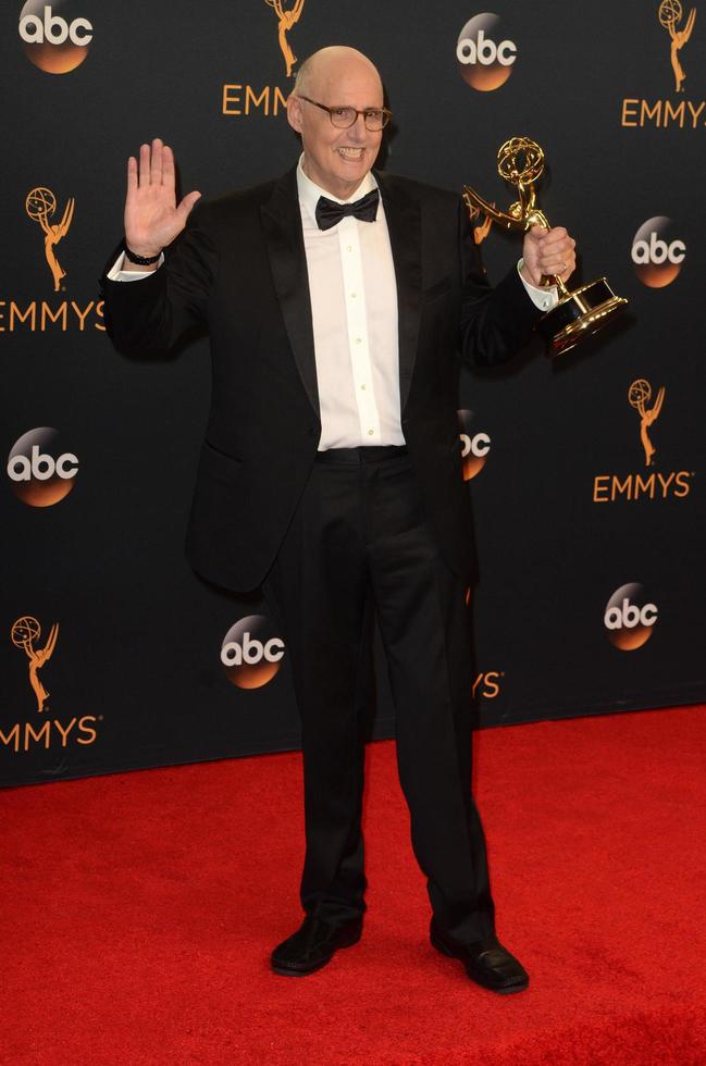 los angeles, 18 sep - jeffrey tambor bij de 2016 primetime emmy awards, perskamer in het microsoft theater op 18 september 2016 in los angeles, ca foto