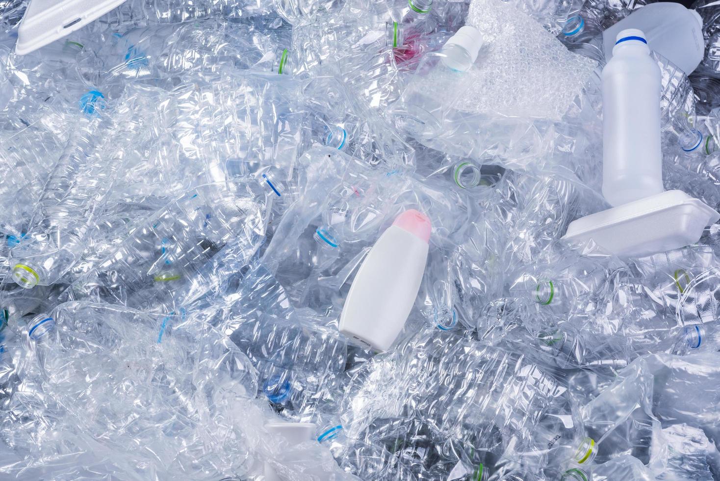 afvalafval en gebruikte plastic verpakkingen niet afbreekbaar foto