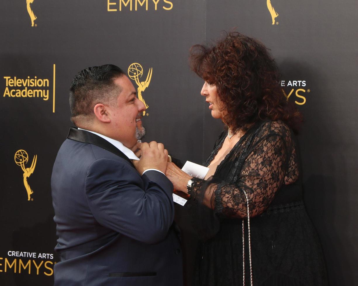 los angeles, 10 sep - george guzman, mary ann valdes bij de 2016 creative arts emmy awards, dag 1, aankomst in het microsoft theater op 10 september 2016 in los angeles, ca foto