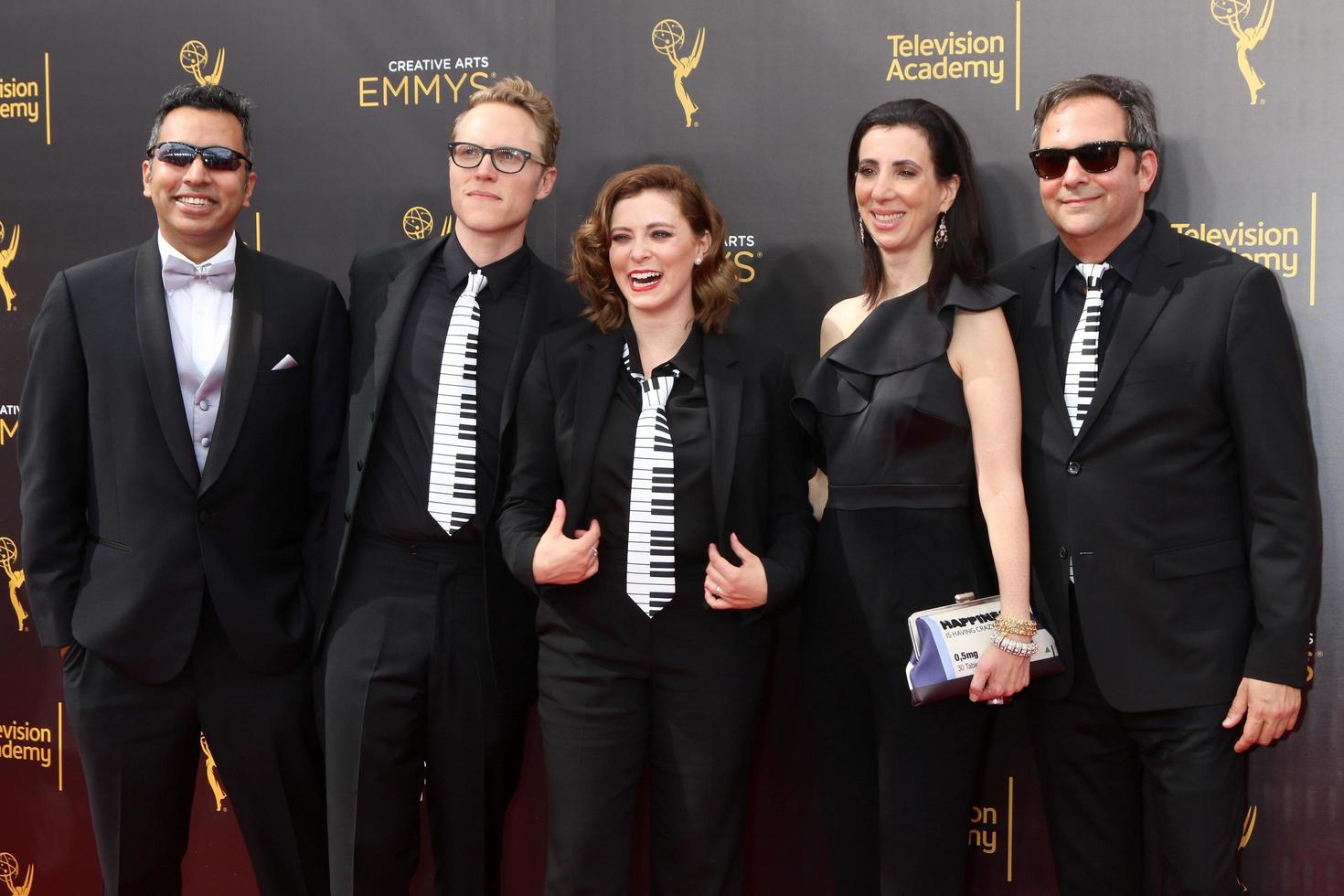 los angeles, 10 sep - gast, jack dolgen, rachel bloom, adam schlesinger bij de 2016 creative arts emmy awards, dag 1, aankomst in het microsoft theater op 10 september 2016 in los angeles, ca foto