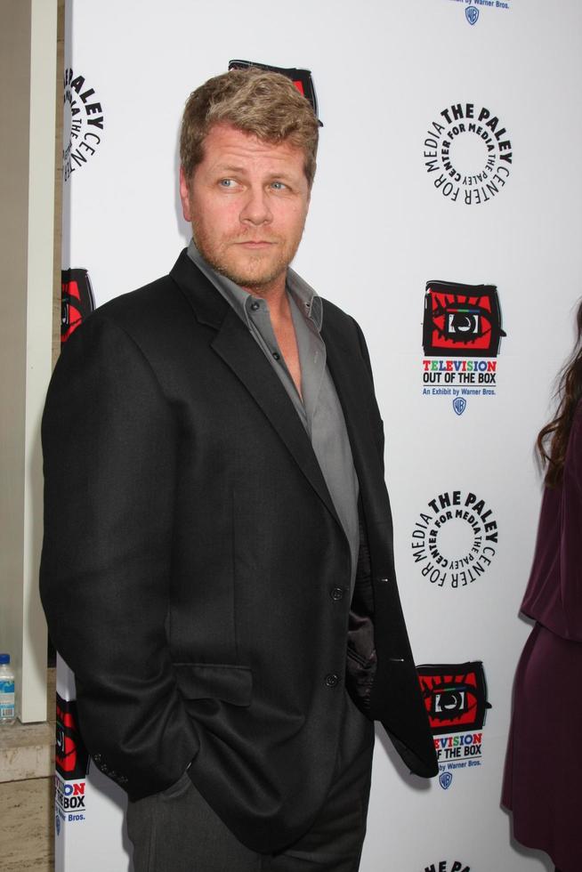 los angeles, 12 april - michael cudlitz arriveert bij warner brothers televisie - out of the box tentoonstelling lancering in paley center for media op 12 april 2012 in beverly hills, ca foto
