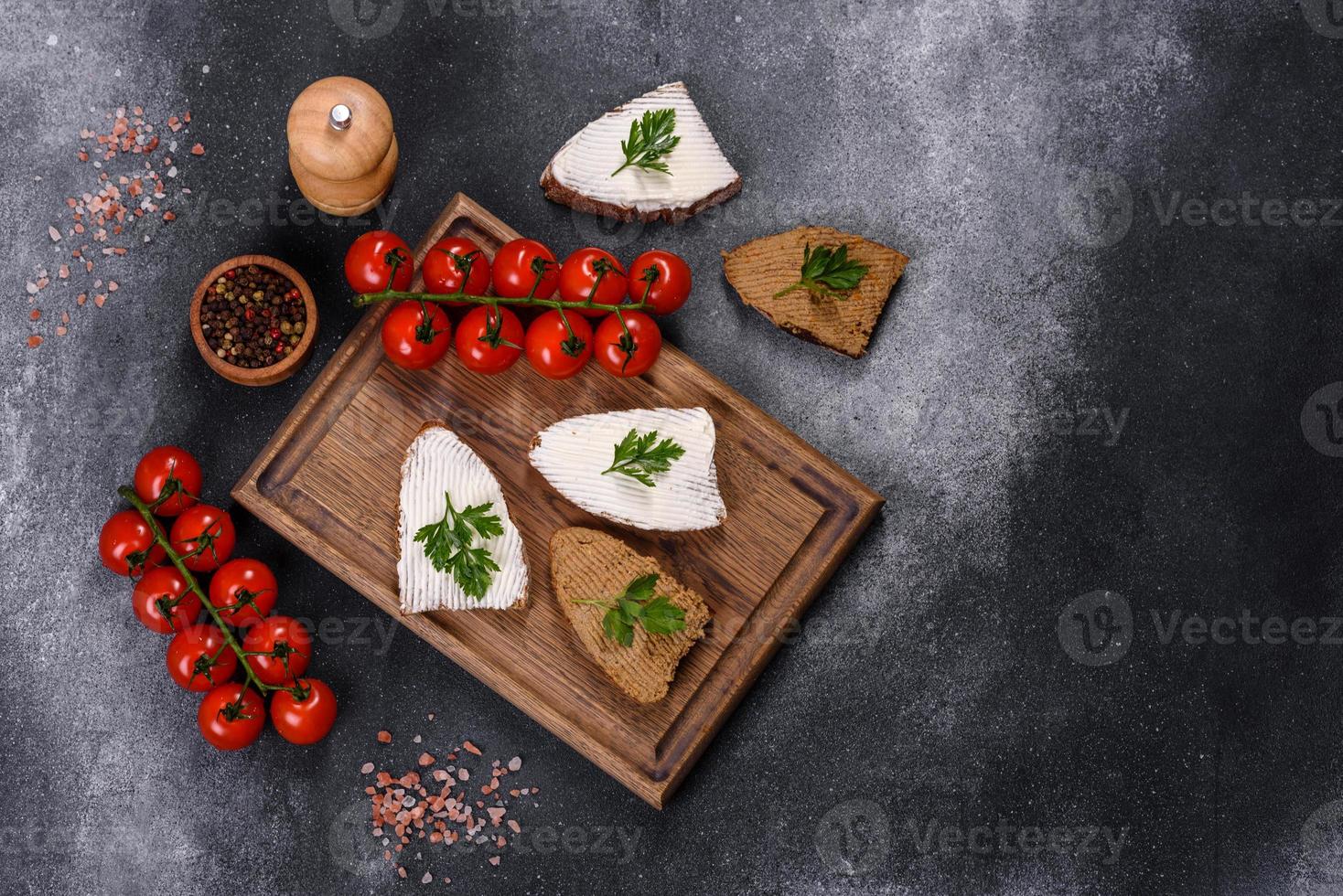 gesneden brood met roomkaas en boter als ontbijt foto