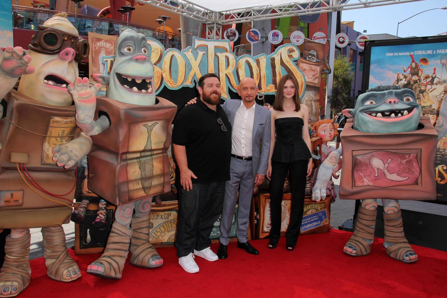 los angeles, 21 sep - nick frost, sir ben kingsley, elle fanning bij de première van the boxtrolls los angeles tijdens universele stadswandeling op 21 september 2014 in los angeles, ca foto