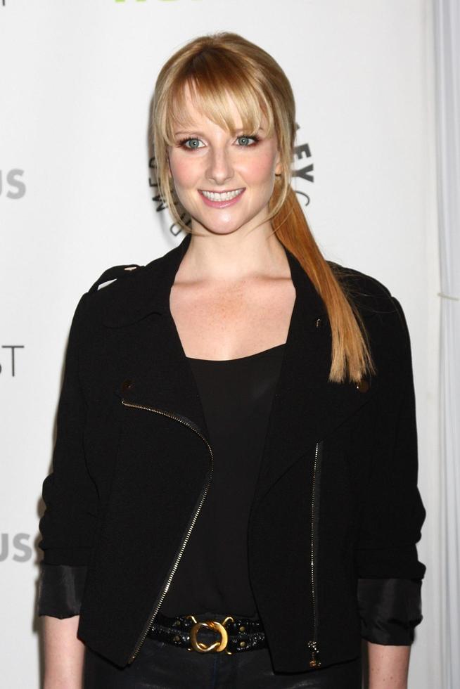 los angeles, 13 maart - melissa rauch arriveert op het oerknaltheorie paleyfest-evenement in het saban-theater op 13 maart 2013 in los angeles, ca foto