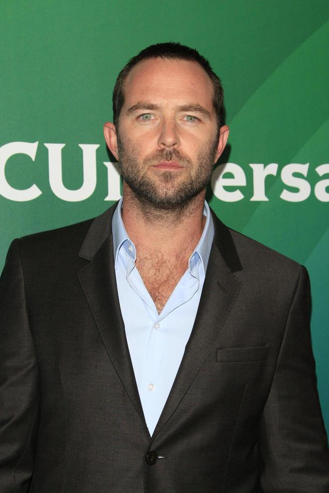 los angeles, 12 aug - sullivan stapleton bij de nbcuniversal 2015 tca zomerperstour in het beverly hilton hotel op 12 augustus 2015 in beverly hills, ca foto