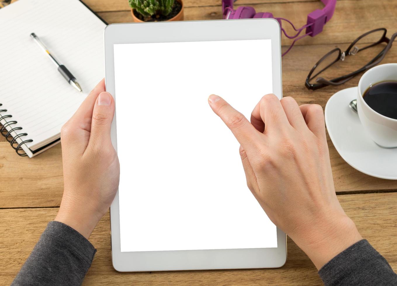 vrouw handen met leeg scherm van tablet op houten bureau werk. foto