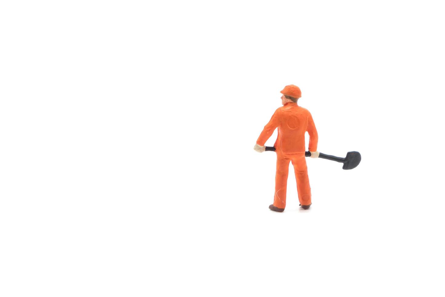 miniatuur mensen ingenieur werknemer bouwconcept geïsoleerd op een witte achtergrond foto