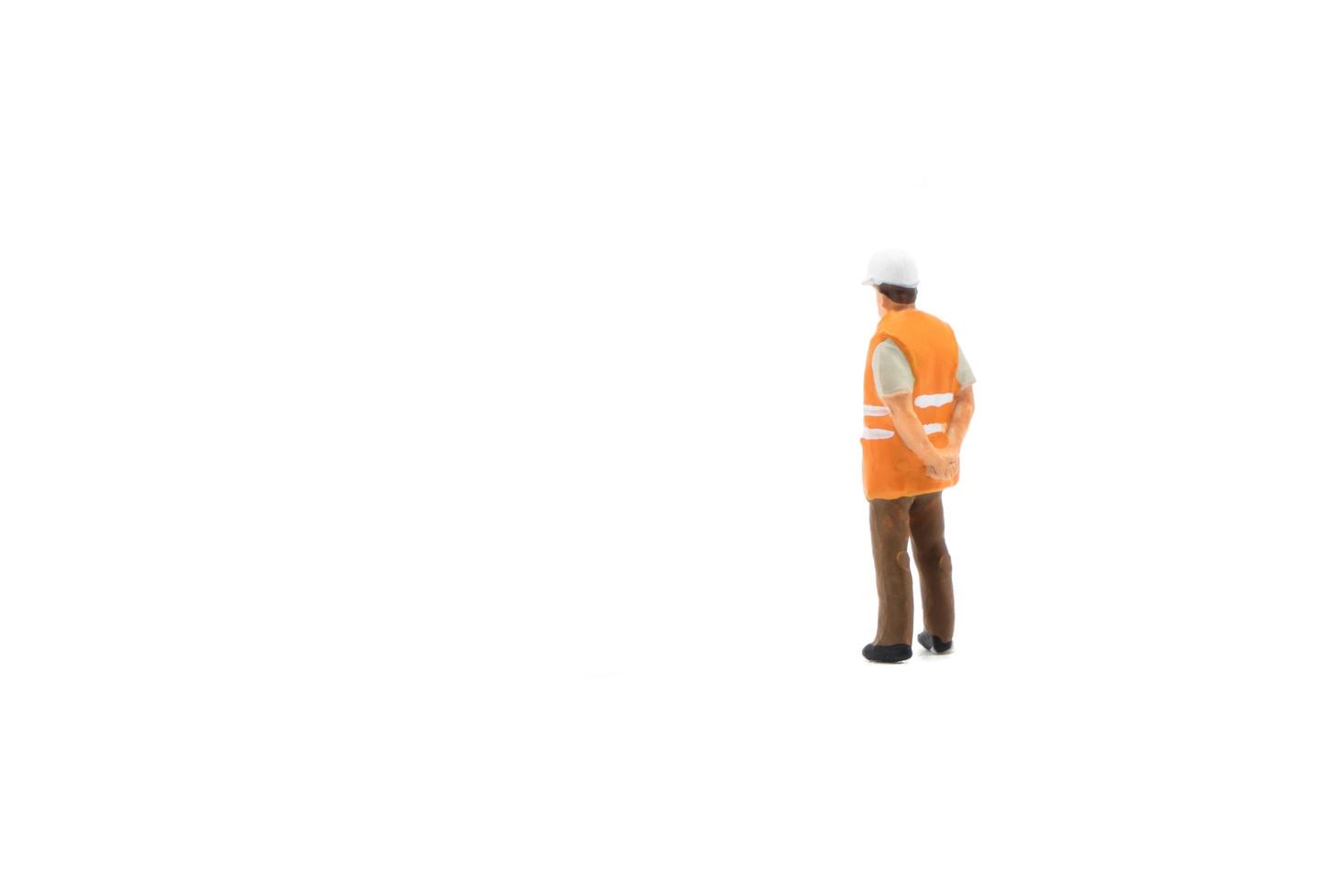 miniatuur mensen ingenieur werknemer bouwconcept geïsoleerd op een witte achtergrond op witte background foto