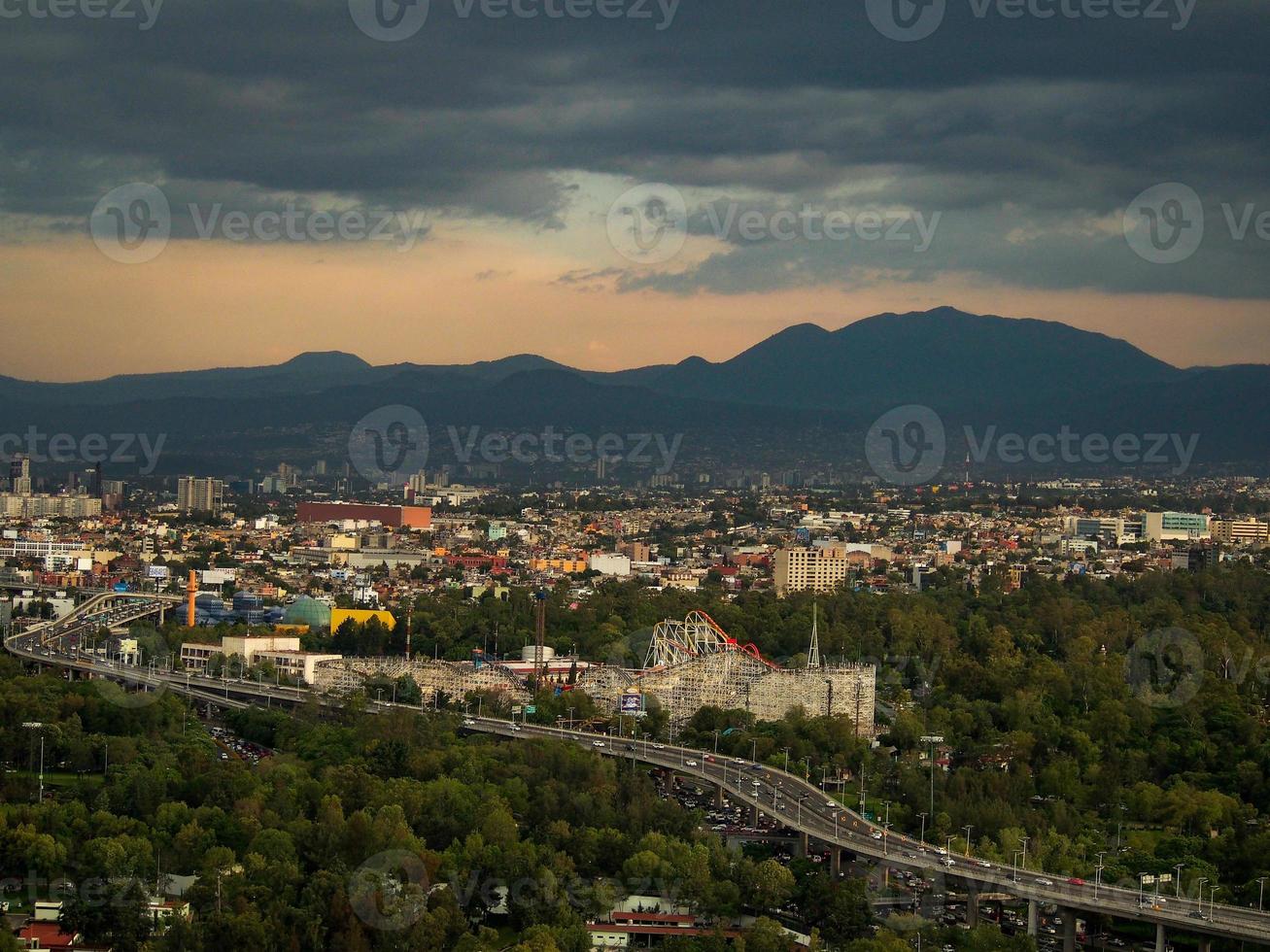 skyline van mexico-stad met naderende storm foto