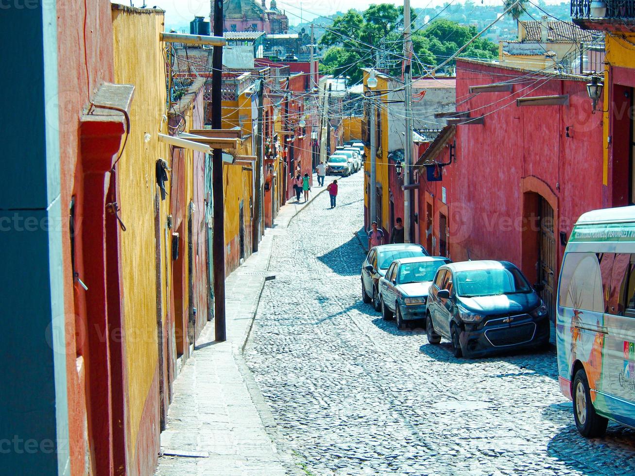 glooiende geplaveide straat historische architectuur san miguel de allende foto