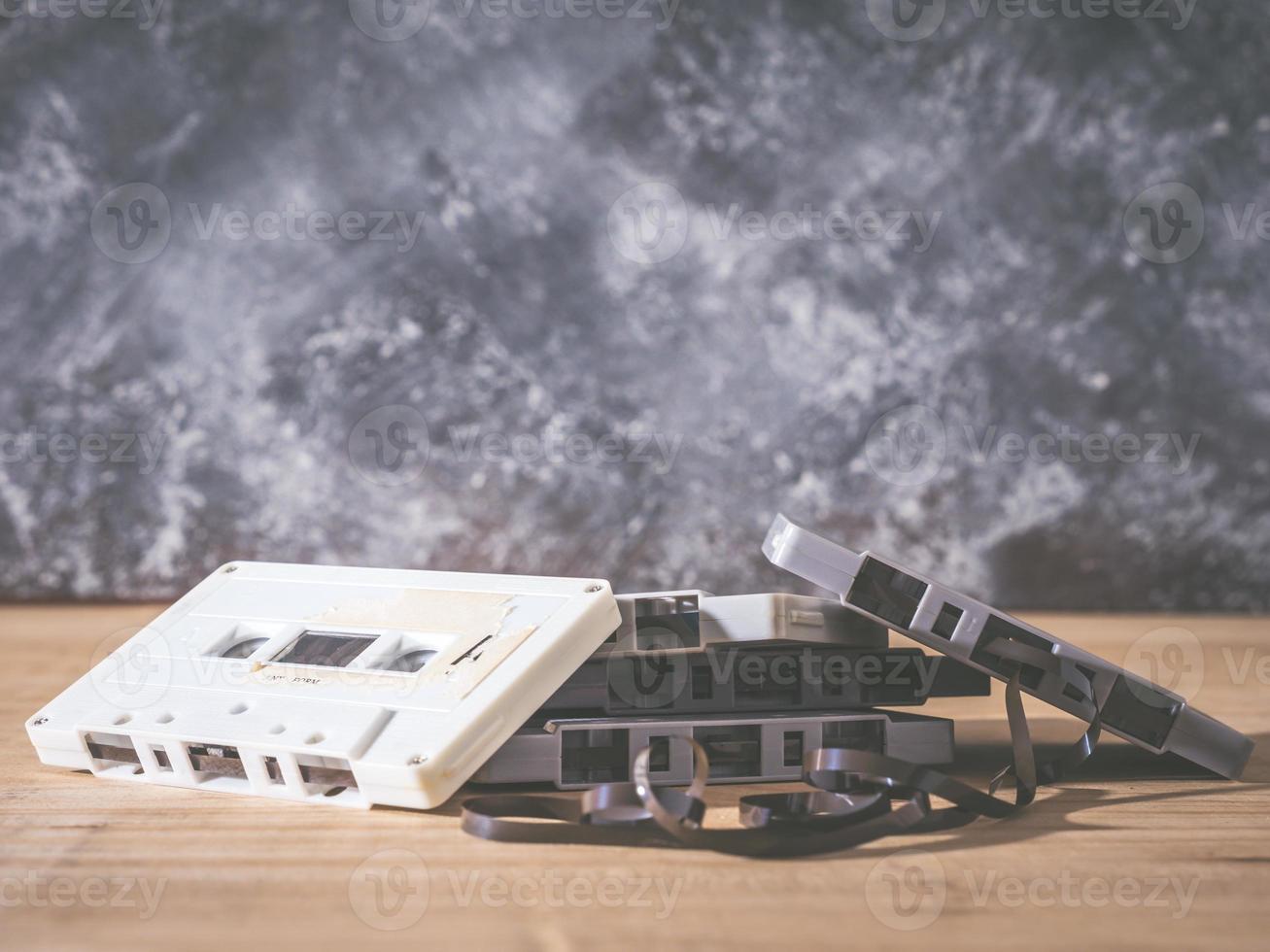 cassettebandjes over houten tafel met grunge background.retro filter. foto