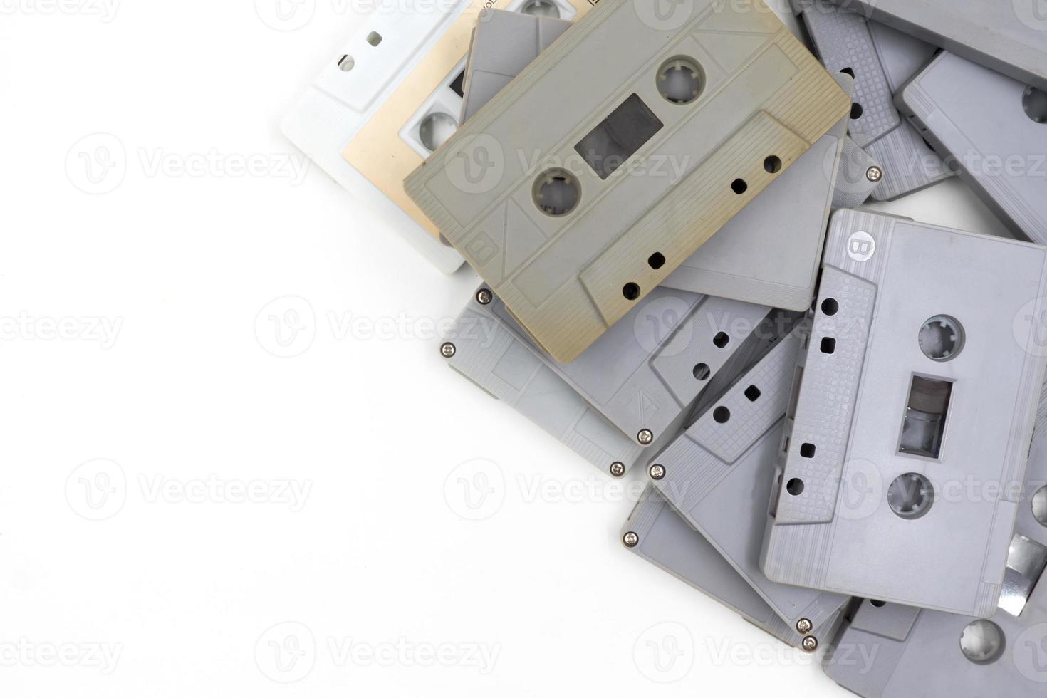 groep oude cassettebandjes op witte achtergrond. foto