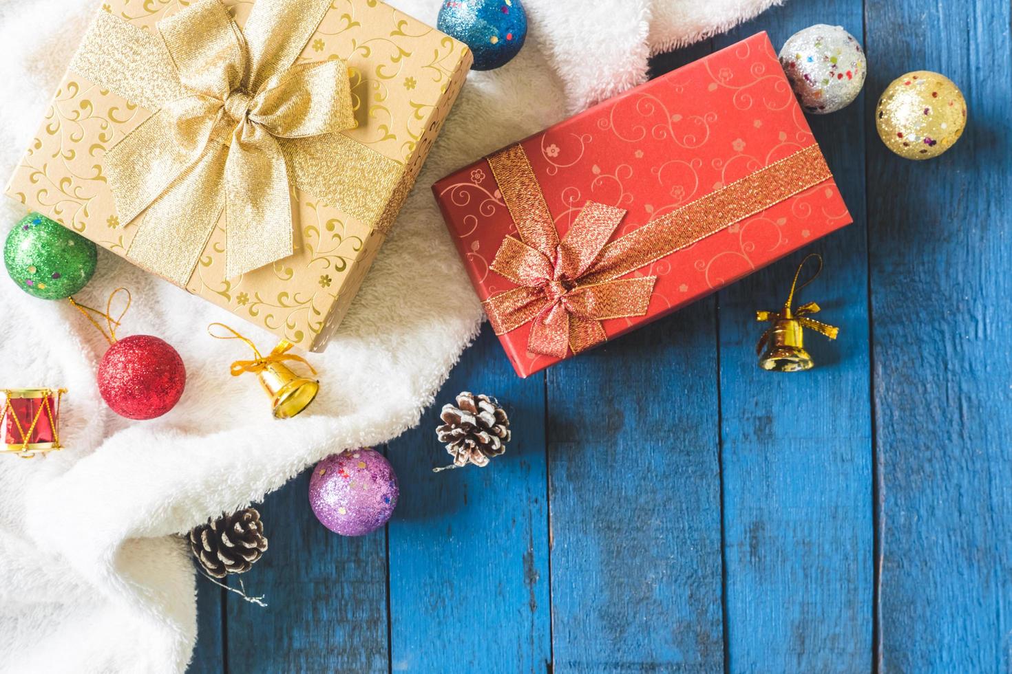 bovenaanzicht van geschenkdozen met kerstversiering op houten tafel achtergrond. foto