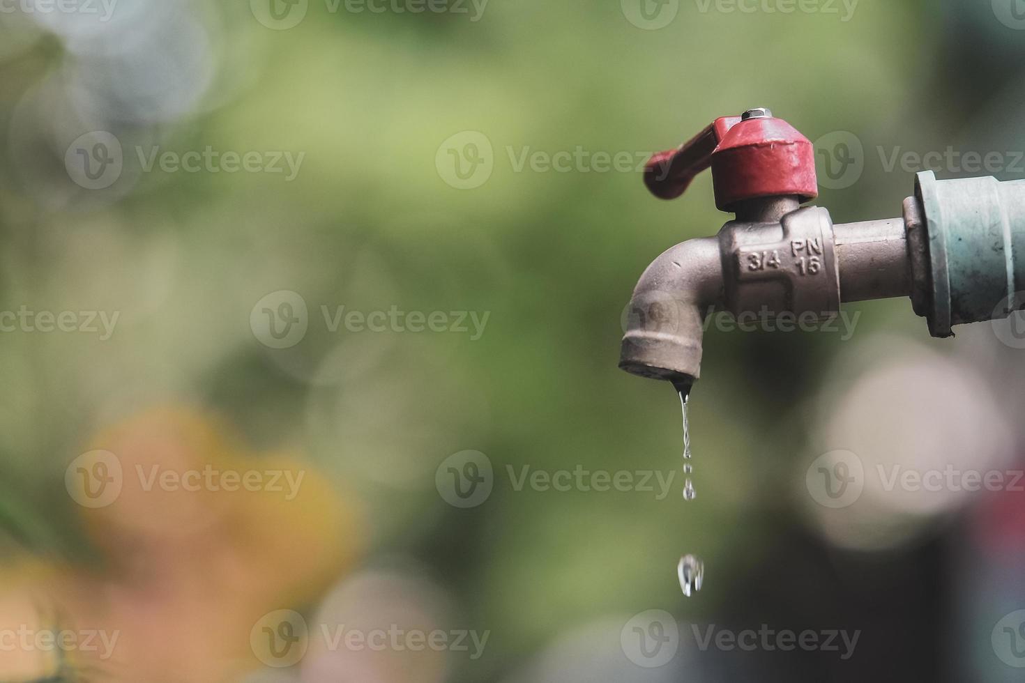 het concept van watercrisis en wanhoop door gebrek aan schoon water veroorzaakt door droogte. de kraan heeft geen stromend water. foto