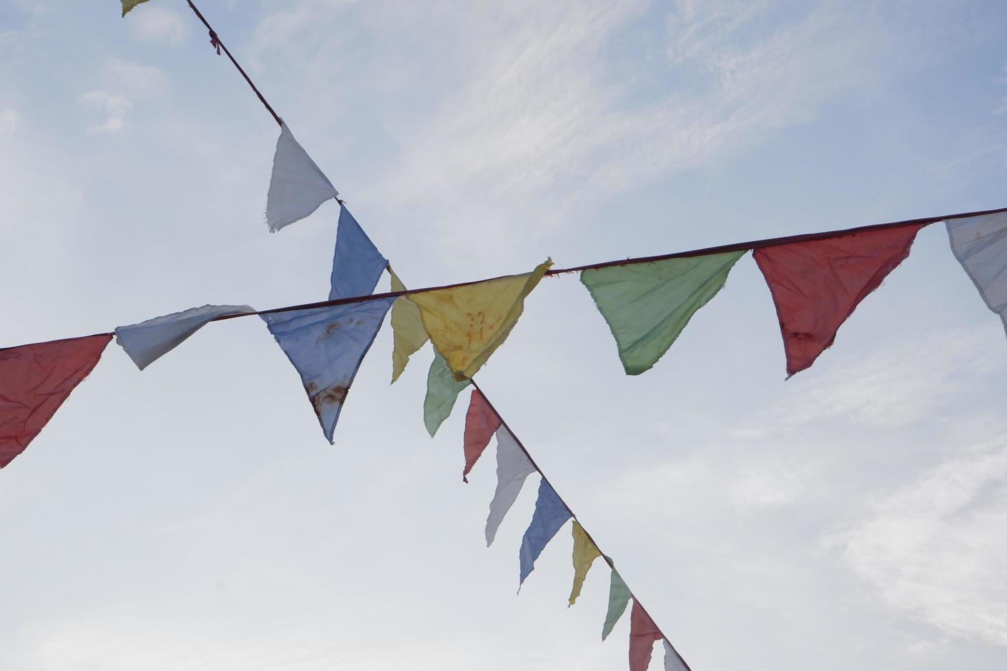 feestelijke kleurrijke vlaggen in de blauwe lucht foto