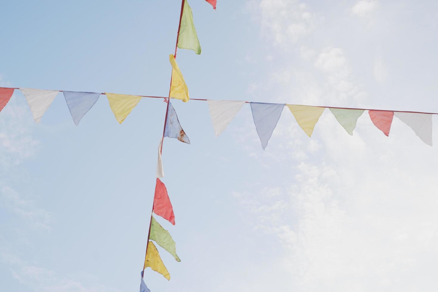 feestelijke kleurrijke vlaggen in de blauwe lucht foto