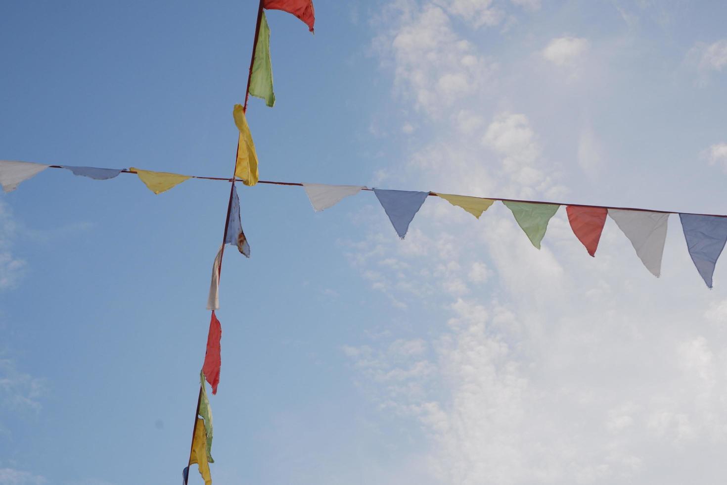 feestelijke kleurrijke vlaggen in de blauwe lucht foto