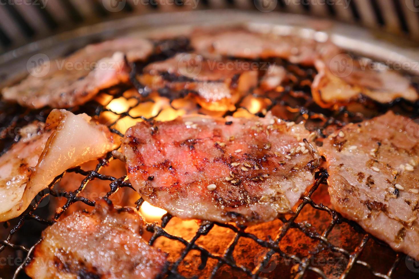 varkensvlees grill op hete kolen. dit soort eten is een Koreaanse of Japanse bbq-stijl. foto