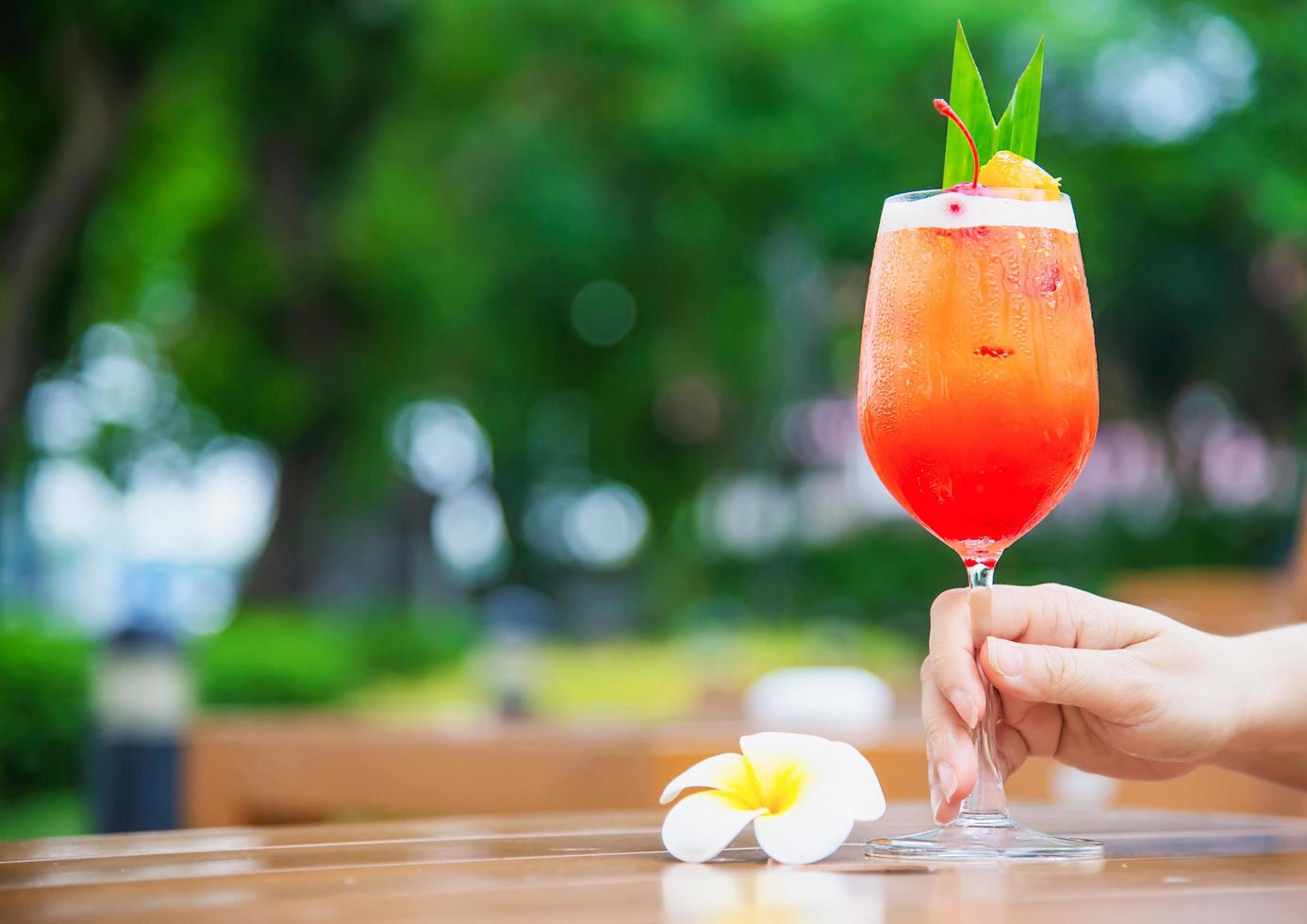 cocktailrecept naam mai tai of mai thai wereldwijde gunstcocktail inclusief rum limoensap orgeatsiroop en sinaasappellikeur - zoete alcoholische drank met bloem in de tuin ontspannen vakantieconcept foto