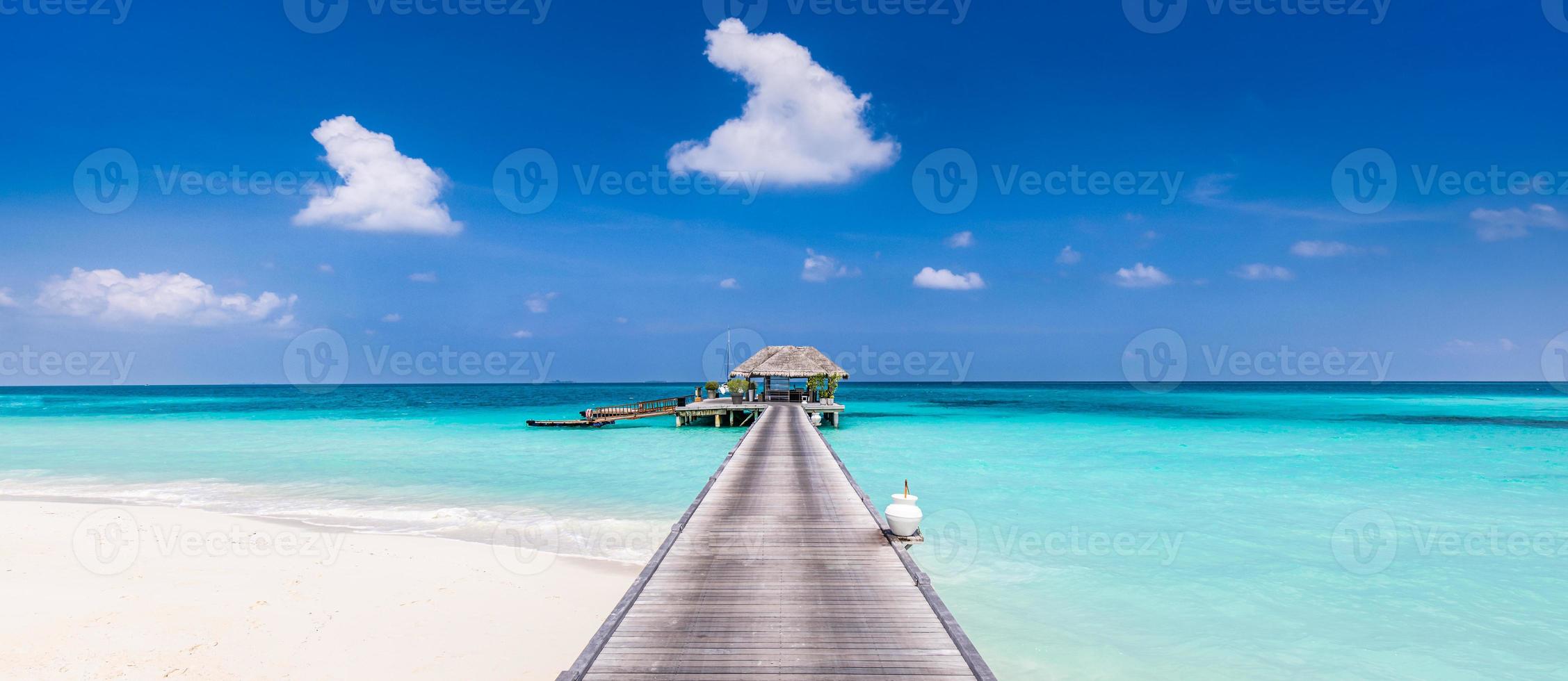 geweldig panoramalandschap van het strand van de Malediven. tropisch strand landschap zeegezicht, luxe watervilla resort houten pier. luxe reisbestemming achtergrond voor zomervakantie en vakantie concept foto