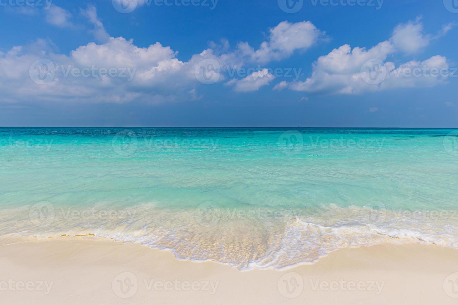 tropisch strand, kustkust. ontspannende golven spatten in de oceaanlagune. geweldige natuurscène, exotisch strandlandschap foto