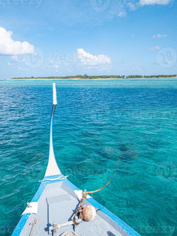 geweldig strandontwerp op de Malediven. maldiven traditionele boot dhoni front. perfecte blauwe zee met oceaanlagune. luxe tropisch paradijs concept. mooie vakantie reizen landschap. rustige oceaanlagune foto