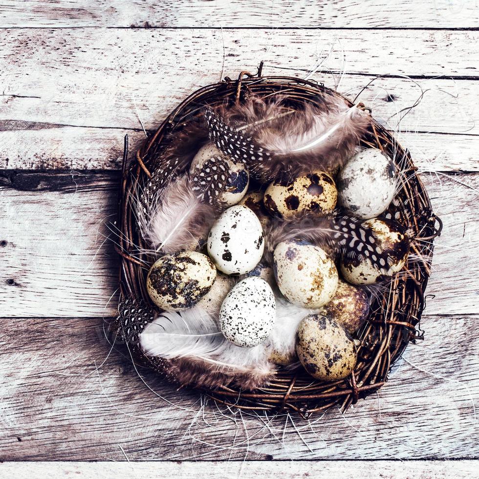 Pasen-mand met eieren op houten achtergrond. foto