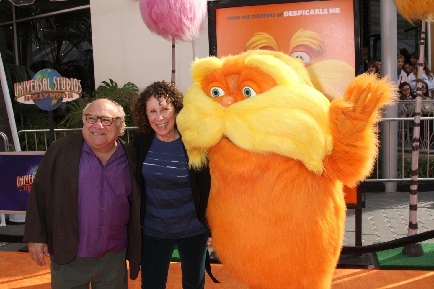 los angeles, 19 feb - danny devito, rhea perlman, lorax arriveert bij de lorax-première in het gibson amfitheater op 19 februari 2012 in los angeles, ca foto