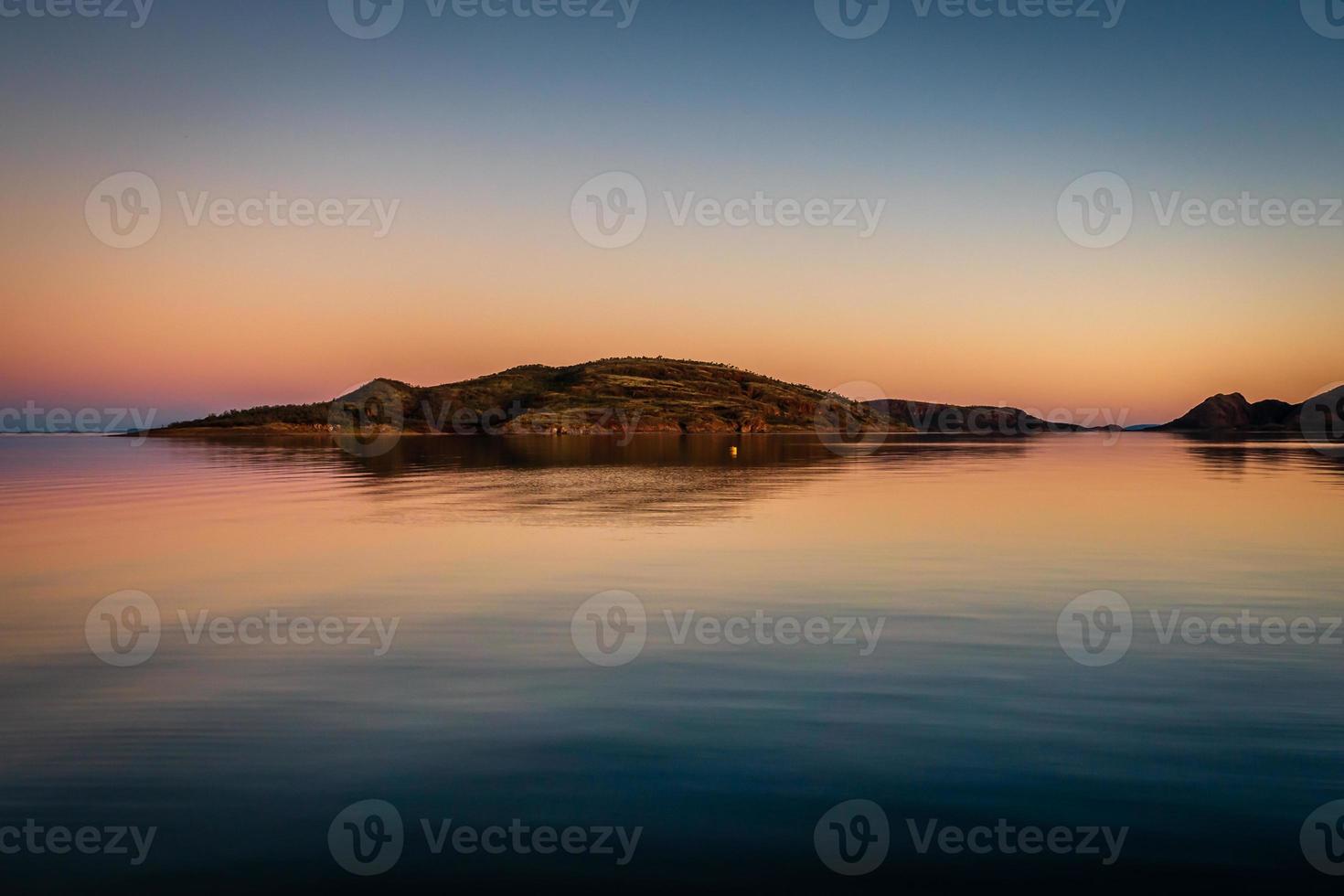 bergen over meer bij zonsondergang foto