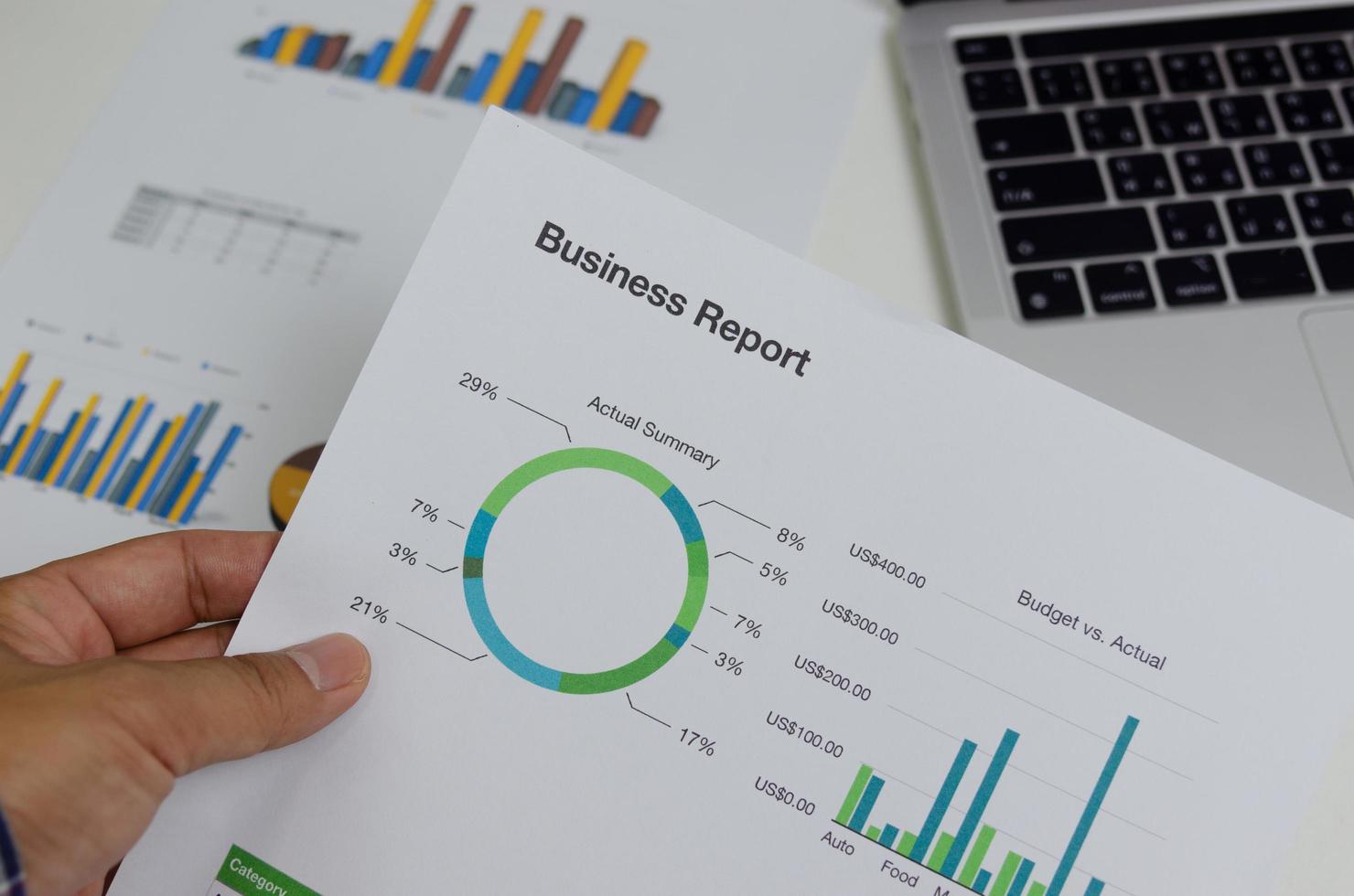 zakelijk document grafiekrapport financiële en grafiek statistiek analyse managementinformatie en onderzoek investeringsplan verkoop op bureau op kantoor. foto