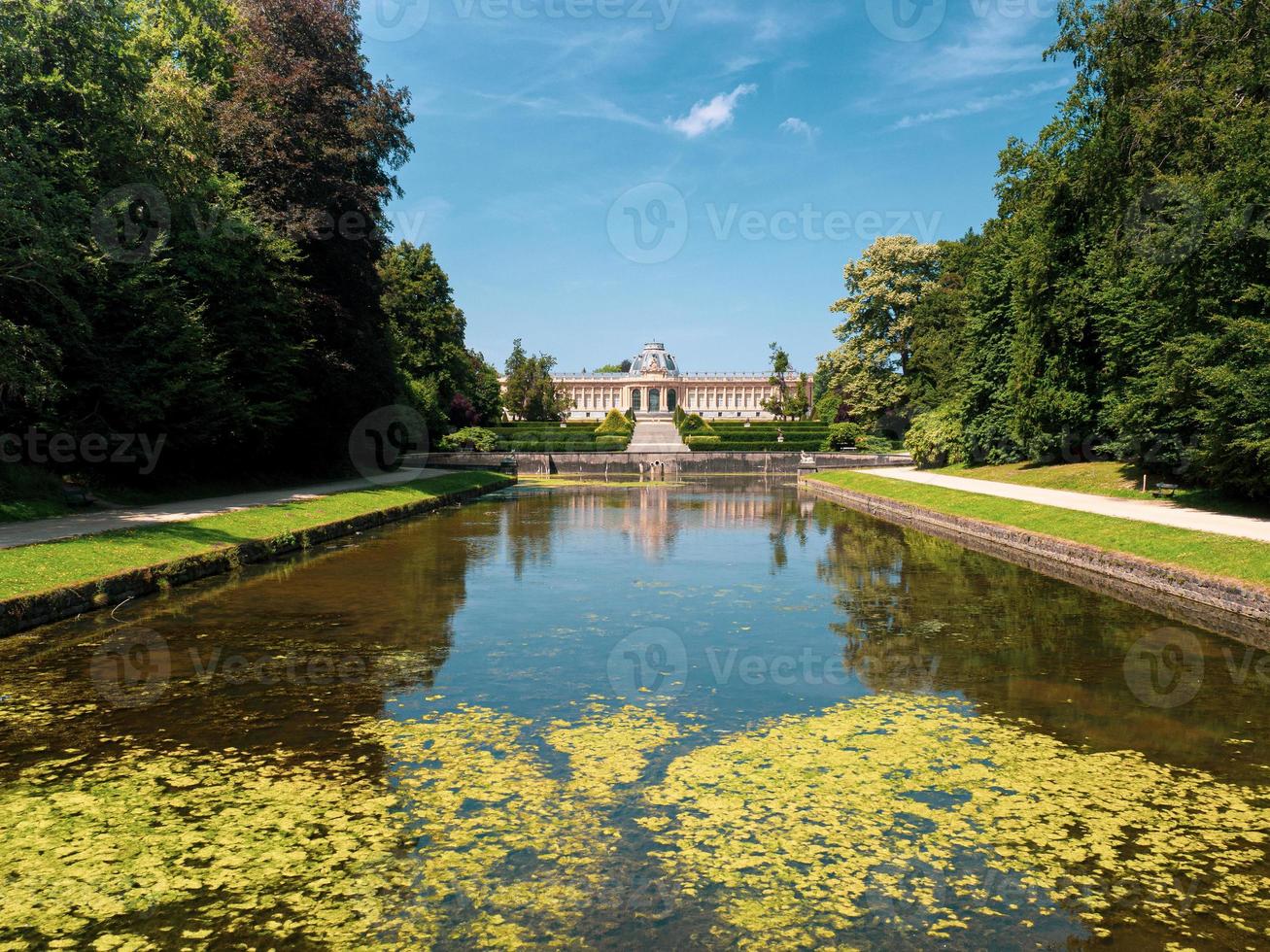 koninklijk museum voor centraal afrika gelegen in park van tervuren op een zonnige dag in de zomer, tervuren, belgië. foto