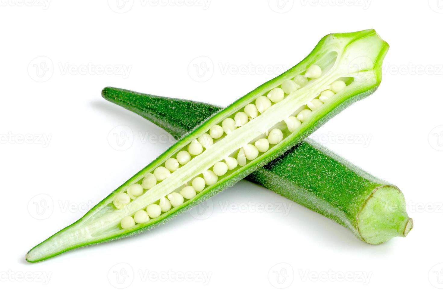 okra segment geïsoleerd op een witte achtergrond foto