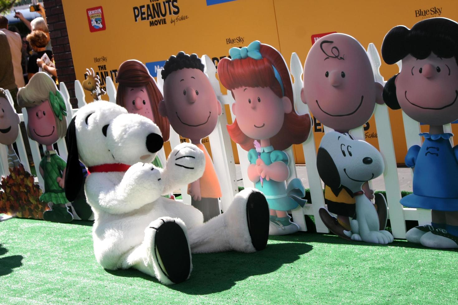 los angeles, 1 nov - snoopy bij de première van de peanuts film los angeles in het dorpstheater op 1 november 2015 in westwood, ca. foto