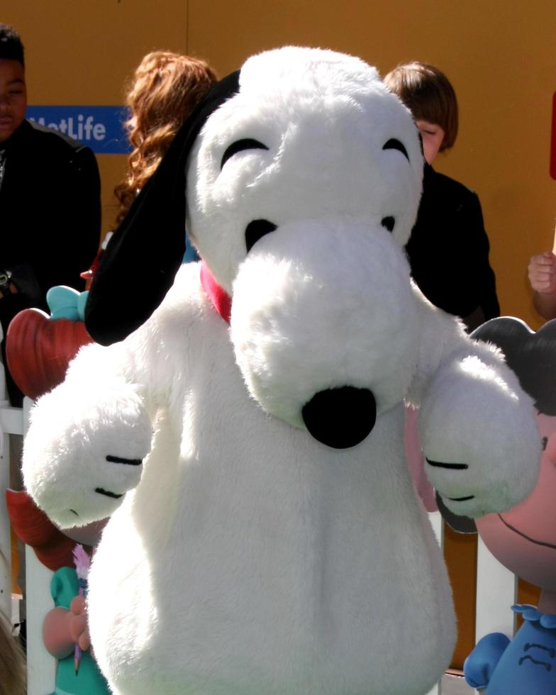 los angeles, 1 nov - snoopy bij de première van de peanuts film los angeles in het dorpstheater op 1 november 2015 in westwood, ca. foto