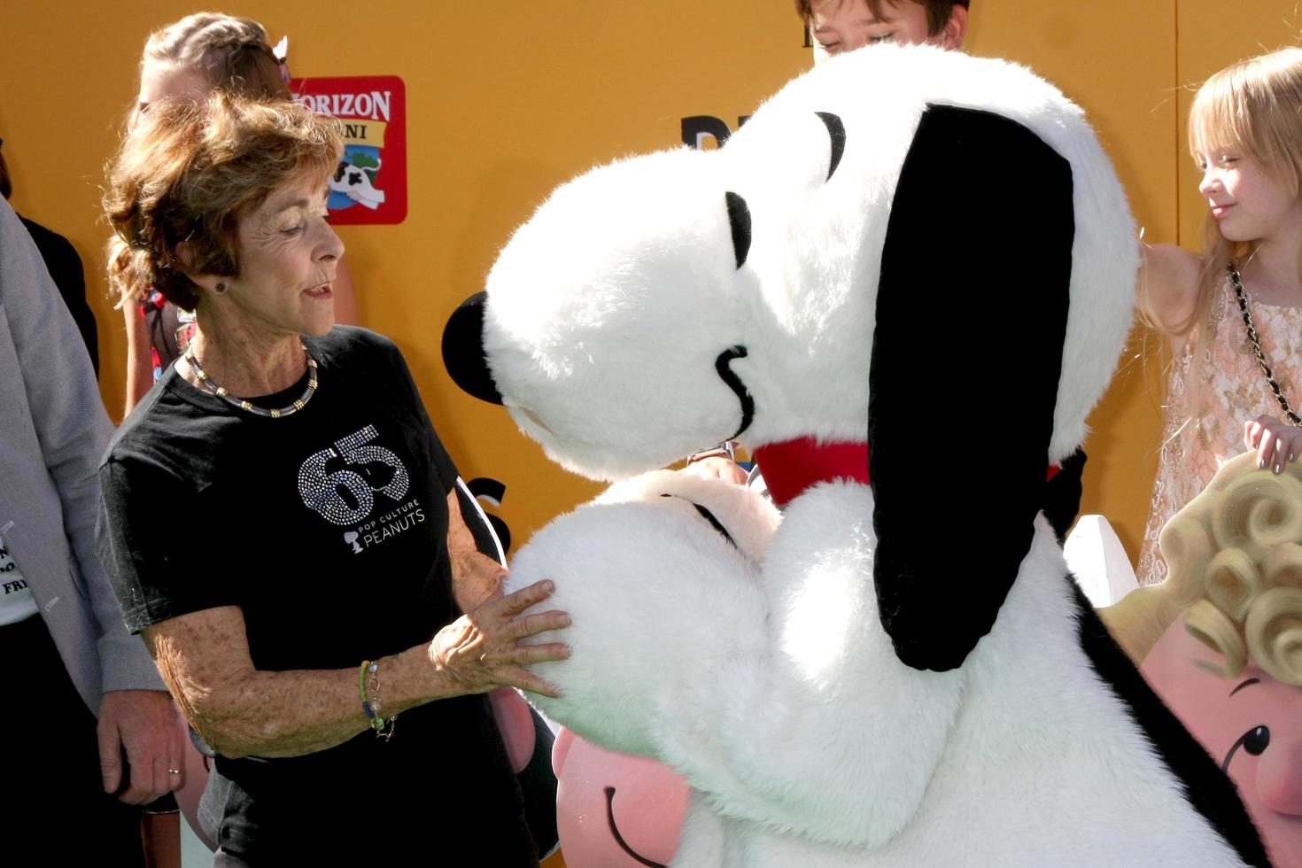 los angeles, 1 nov - jean schultz, snoopy bij de première van de peanuts film los angeles in het dorpstheater op 1 november 2015 in westwood, ca. foto