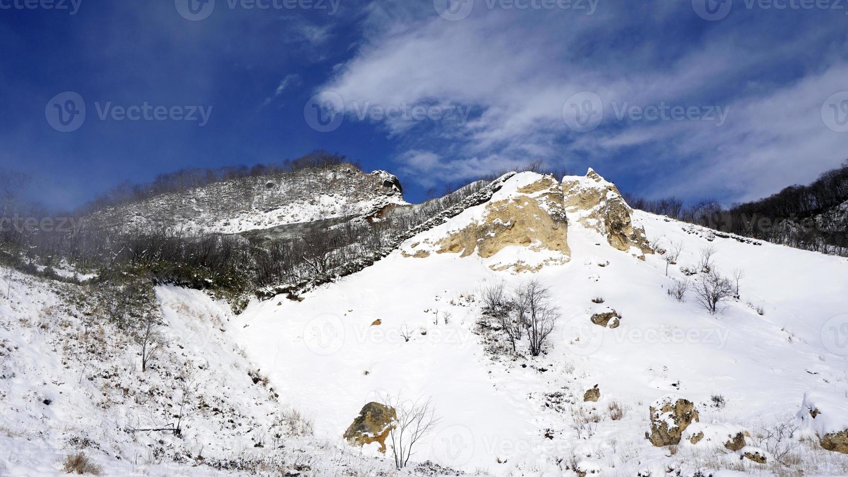 noboribetsu onsen sneeuw berg blauwe lucht hel vallei winter foto