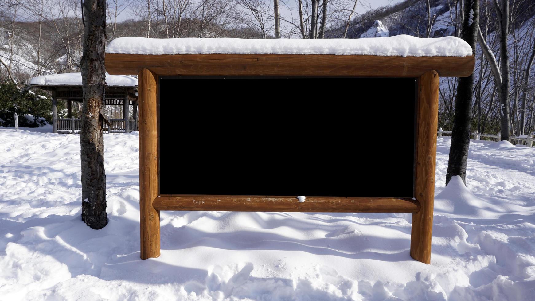 lege bewegwijzering houten frame in het bos sneeuw winter foto