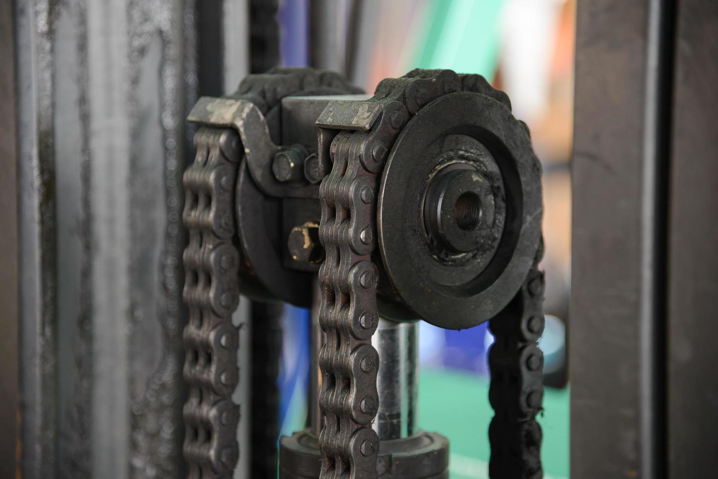 close-up van machinemotorketting met tandwiel onderdeel van vorkheftruck foto