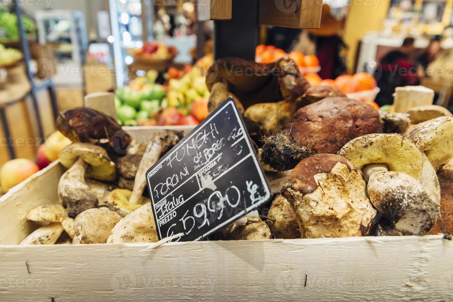 funghi porcini is een soort paddenstoel in italië. teken geschreven in het Italiaans wijst naar de prijs en locatie van het product foto