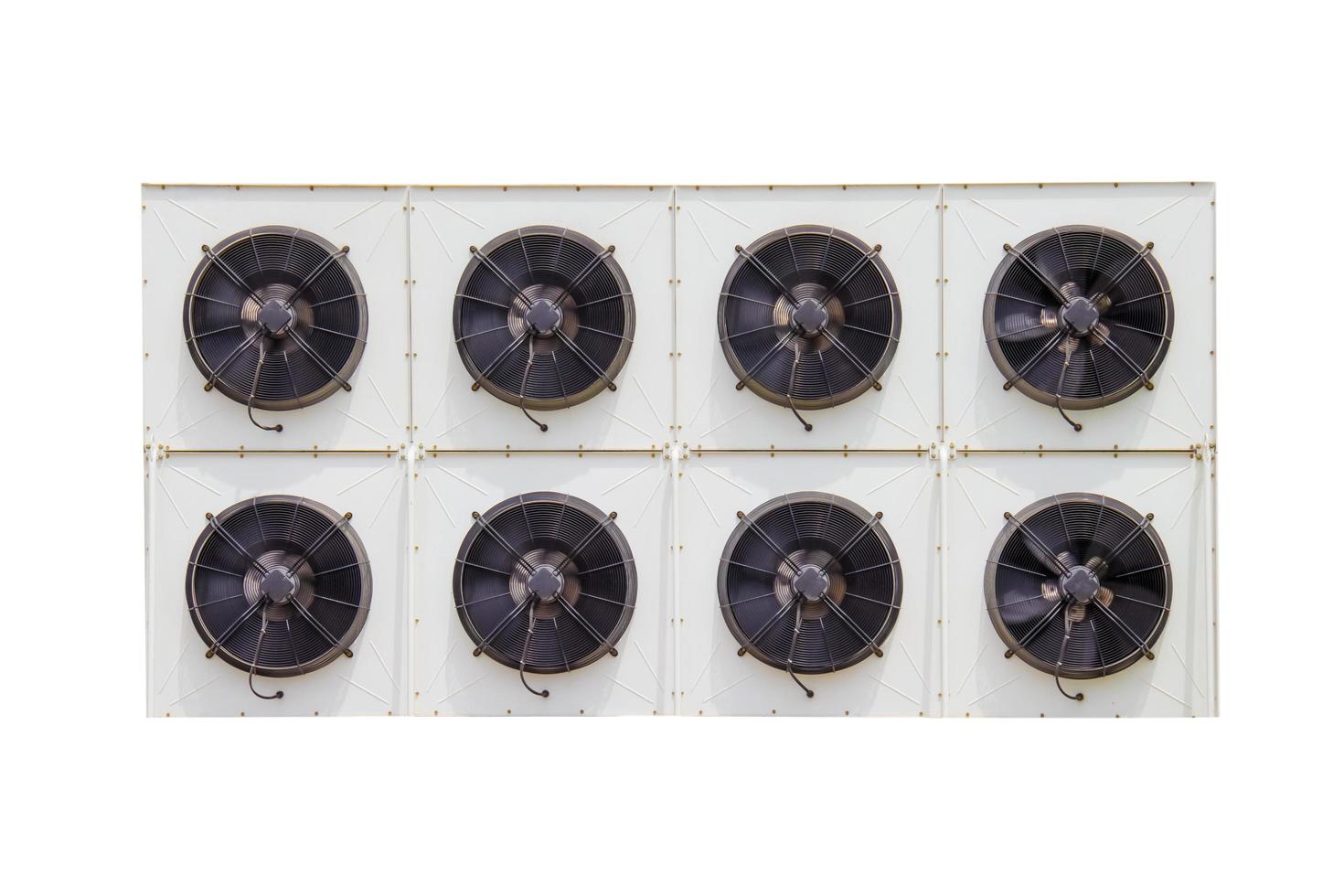 compressoreenheid van airconditioner geïsoleerd op een witte achtergrond, inclusief uitknippad foto