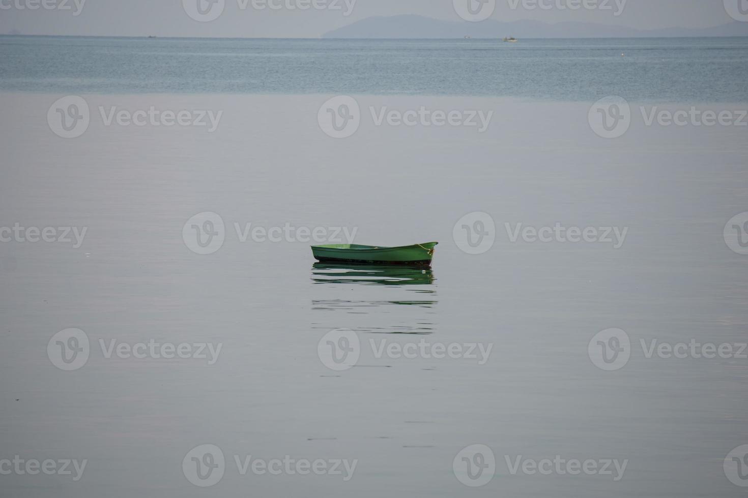 een kleine vissersboot ligt voor anker. stop terug van vissen in de buurt van de kust foto